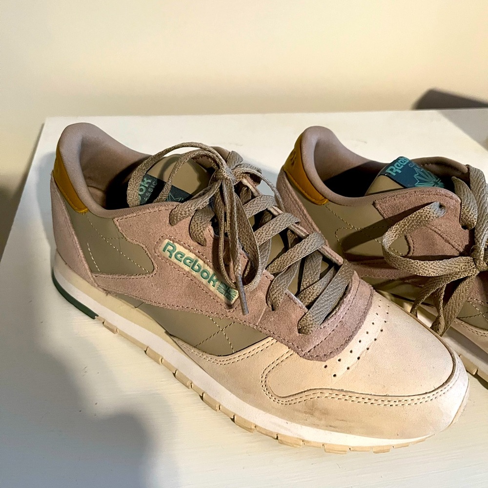 Reebok Classics - Picture 2 of 4